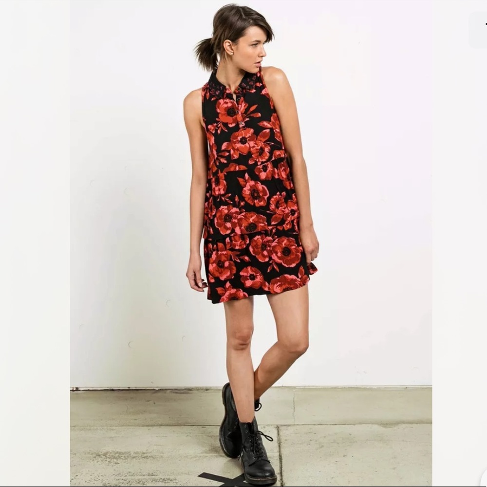 Like new Volvo text me dress small babydoll 90s black floral red